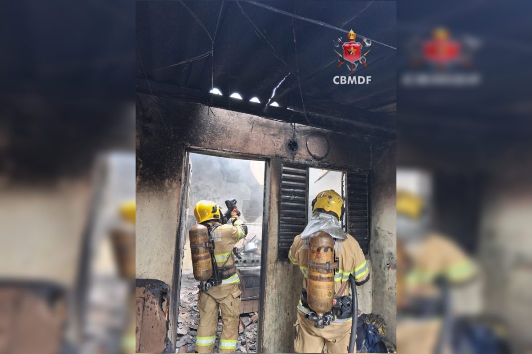 incendio-destroi-casa-e-deixa-gato-morto;-tres-criancas-escaparam-ilesas