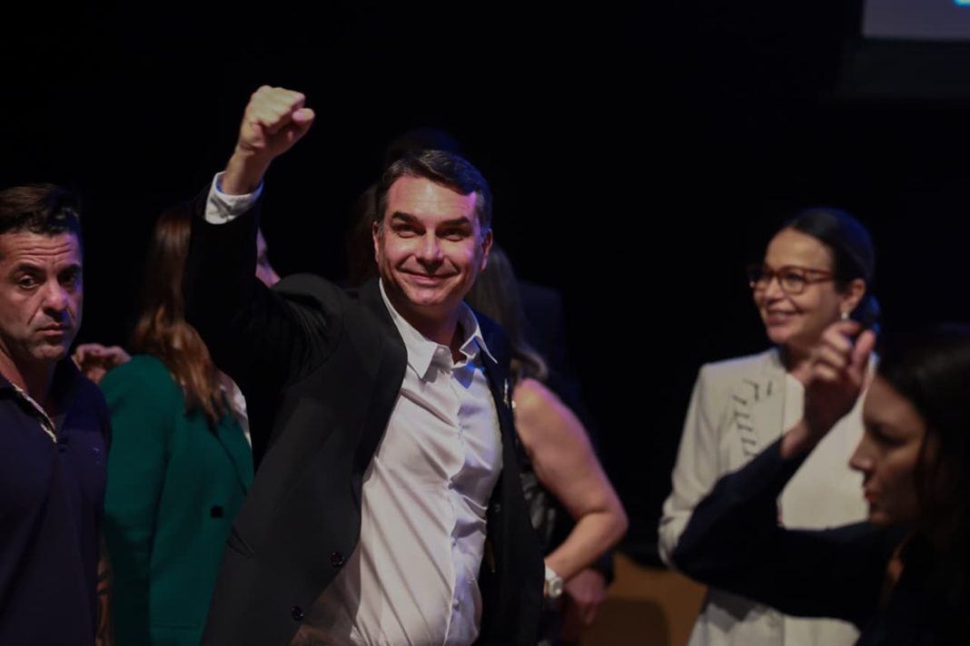 da-desconfianca-a-reta-final:-a-caminhada-de-flavio-bolsonaro-no-1o-turno