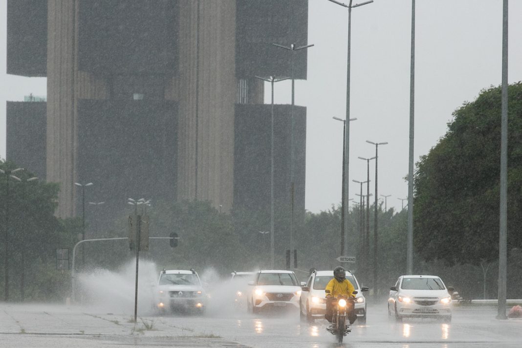 eleicoes-sob-chuva:-confira-a-previsao-do-tempo-no-brasil-neste-domingo