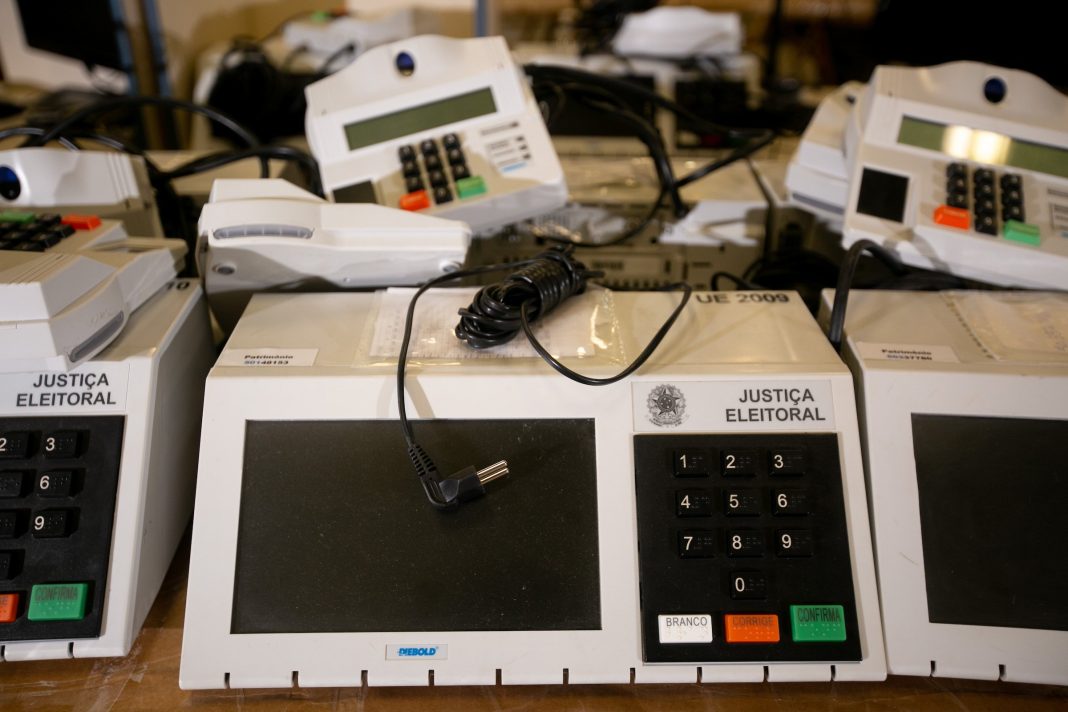 nas-primeiras-horas-de-votacao,-421-urnas-ja-foram-substituidas,-diz-tse