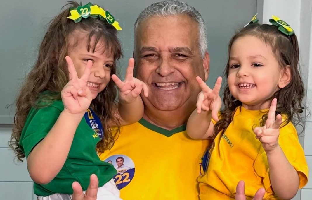 alfredo-gaspar,-vice-de-flavio-bolsonaro,-vota-ao-lado-das-netas-em-maceio