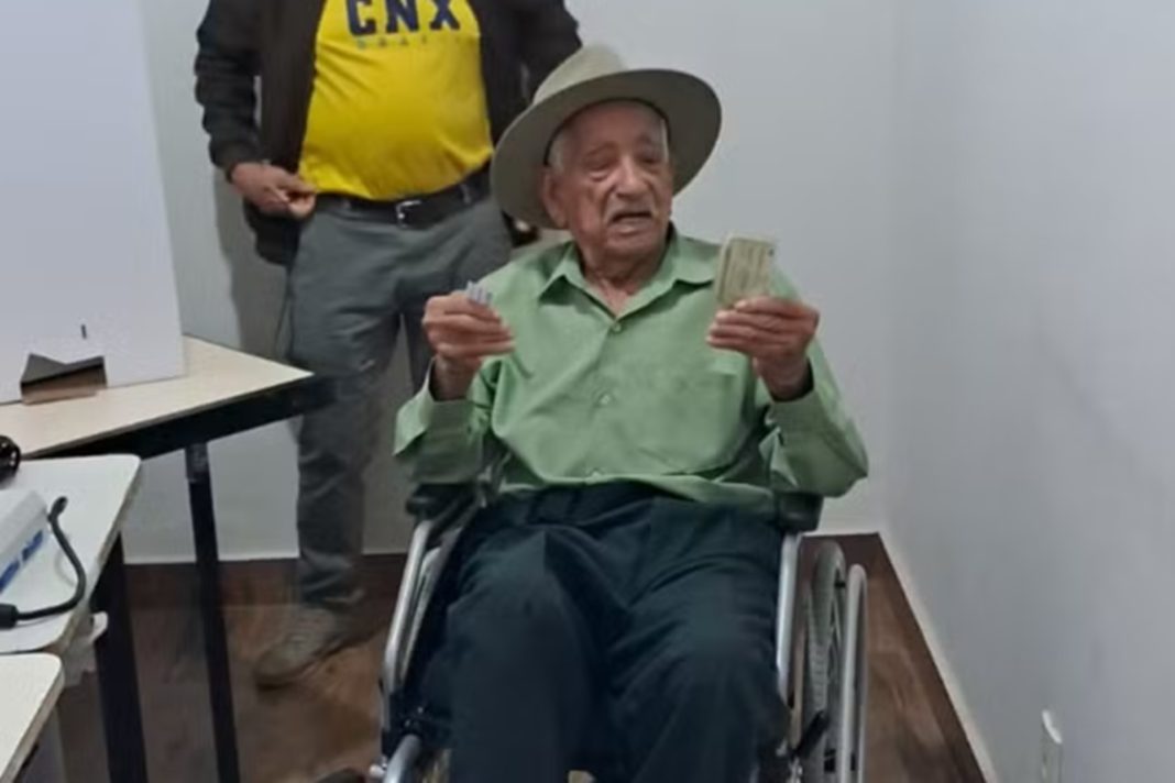 eleitor-de-107-anos-viaja-70-km-para-votar-em-mg:-“obrigacao-de-todos”
