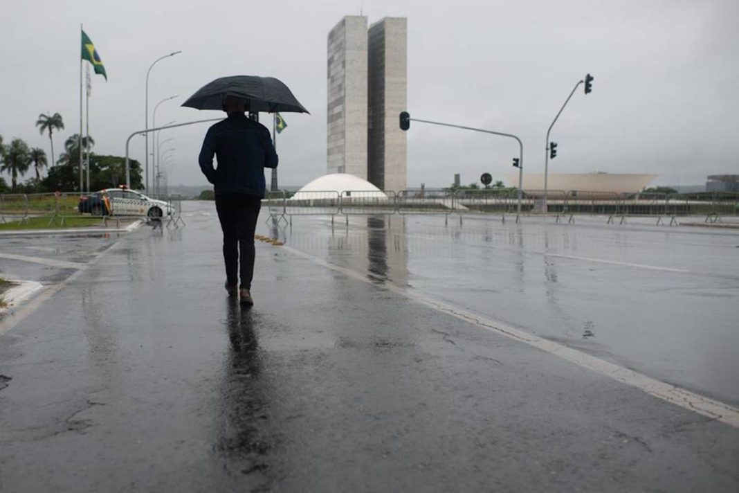 df-comeca-semana-sob-alerta-para-chuvas-intensas;-veja-previsao