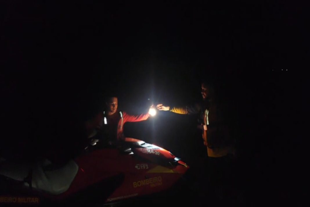 embarcacoes-viram-durante-tempestade,-e-bombeiros-resgatam-seis-pessoas