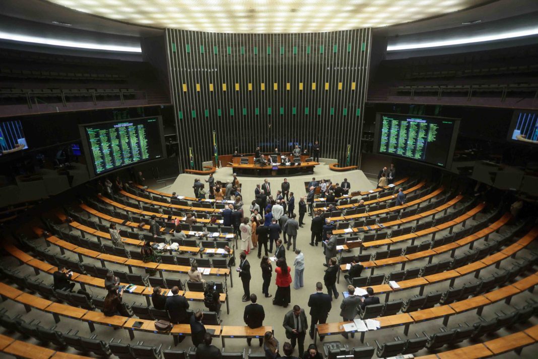 camara:-301-deputados-se-reelegem;-183-exercerao-primeiro-mandato