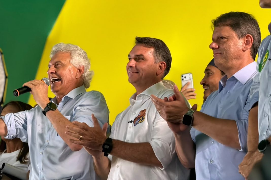 ronaldo-caiado-anuncia-apoio-a-flavio-bolsonaro-no-2o-turno
