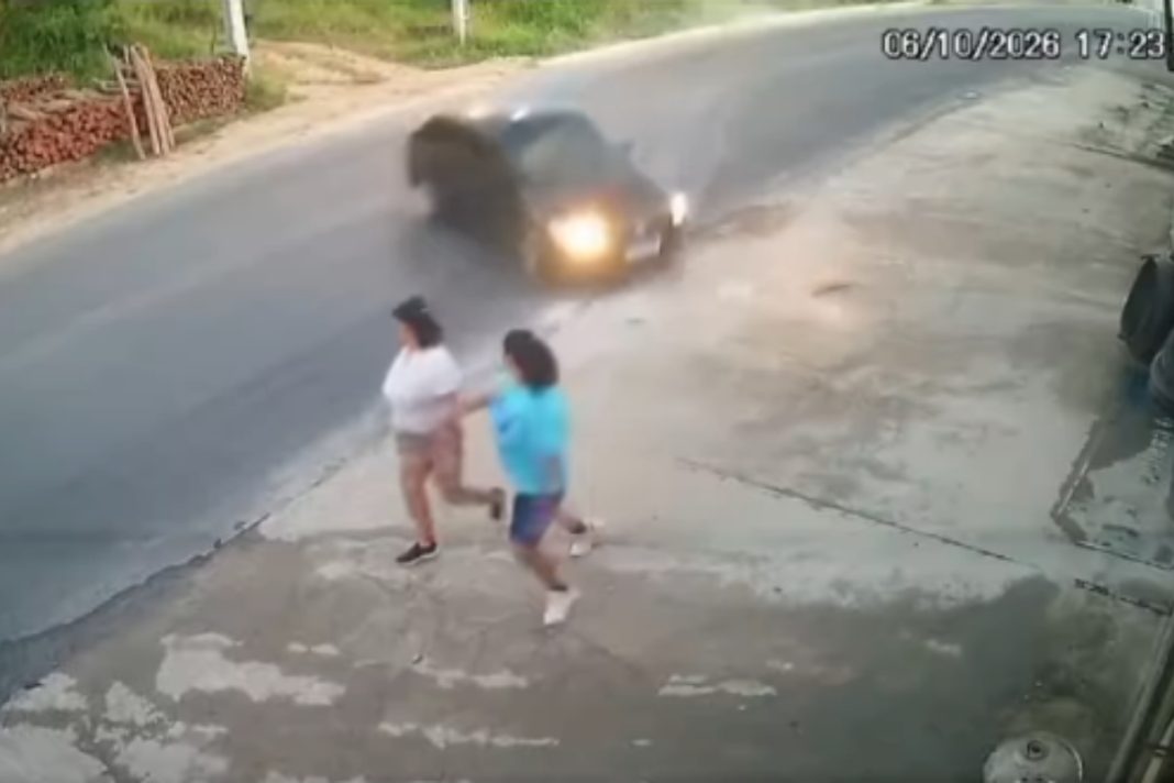 carro-desgovernado-derrapa-para-fora-da-pista-e-atropela-duas-irmas-em-pe