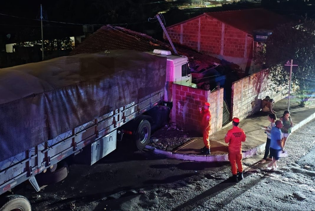 carreta-desgovernada-atinge-duas-casas-e-destroi-poste-em-goias