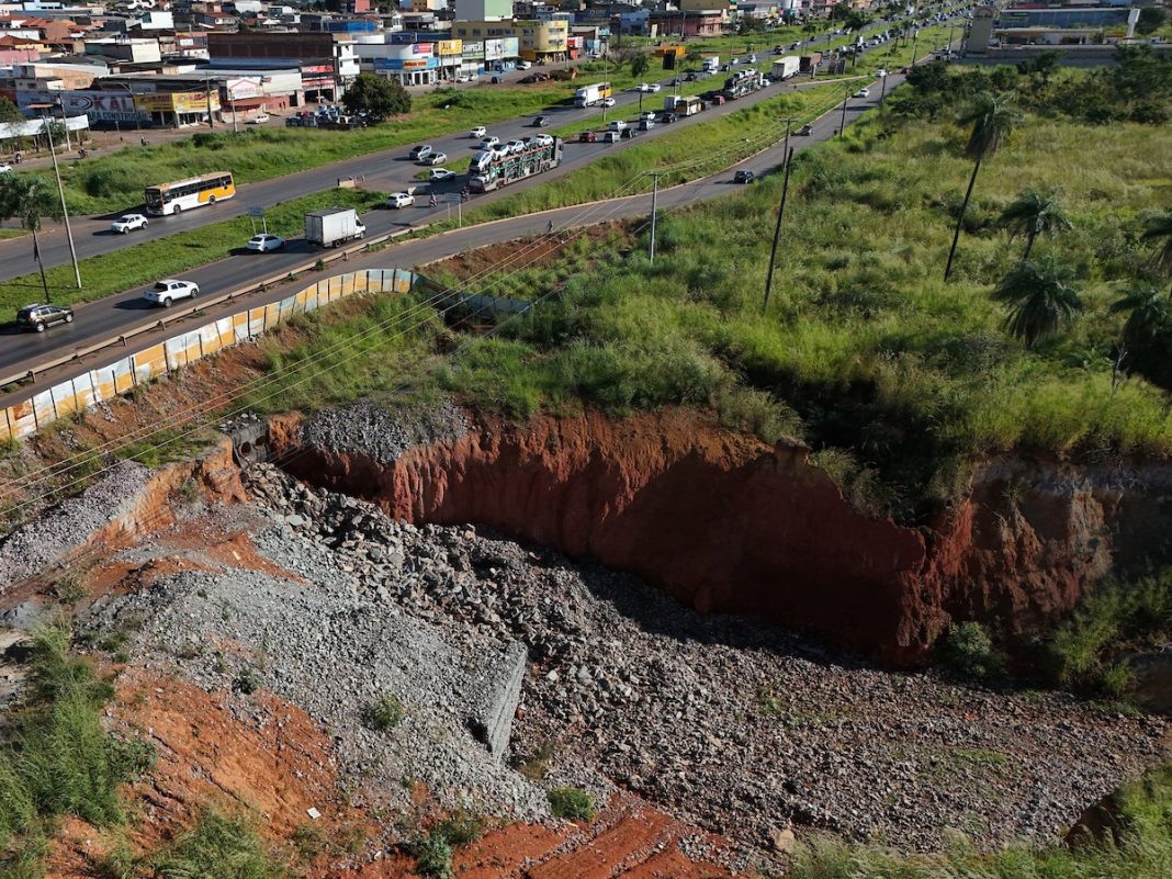 dnit-interdita-marginal-da-br-040,-no-entorno,-onde-avanca-vocoroca-gigante