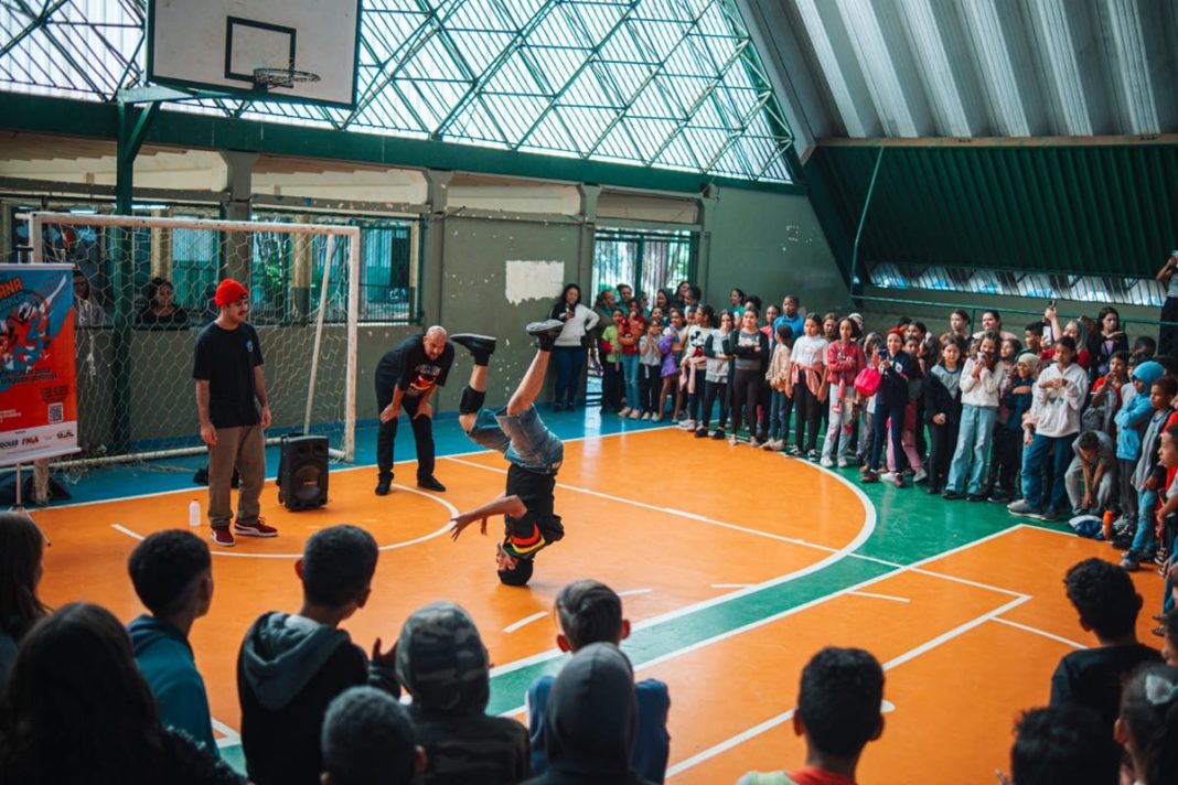 escolas-no-entorno-do-df-recebem-espetaculo-e-oficina-gratuita-de-breaking