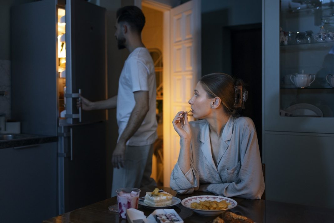 comer-tarde-da-noite-pode-aumentar-o-risco-de-doencas-hepaticas