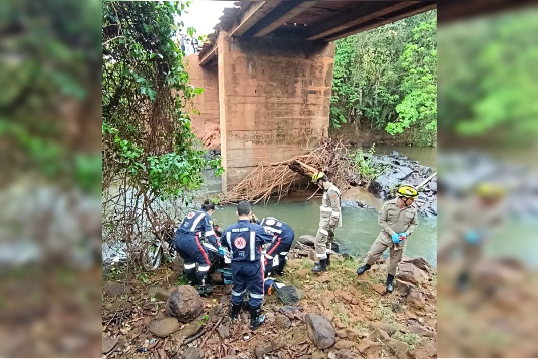 motociclista-morre-apos-perder-equilibrio-e-cair-de-ponte-em-go