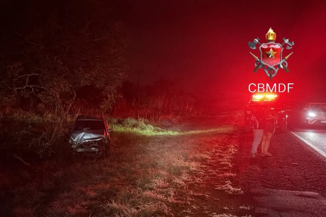 mulher-e-hospitalizada-apos-carros-sairem-da-pista-em-acidente-na-df-001