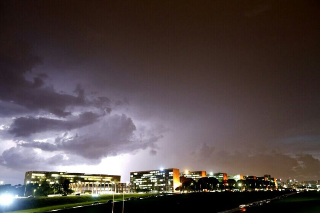 defesa-civil-emite-alerta-de-chuva-intensa-com-ventos-de-ate-60-km/h-no-df