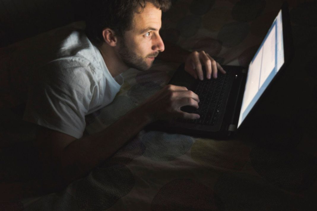 posicao-inadequada-e-horas-na-frente-do-computador-sobrecarregam-os-ombros