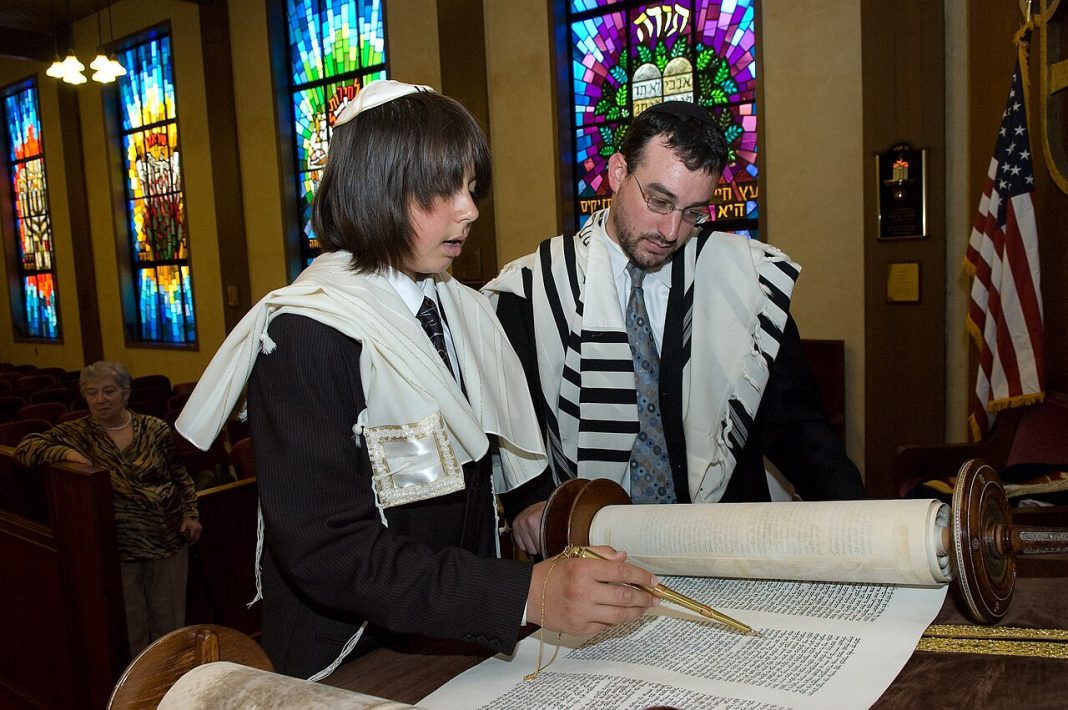 o-que-e-um-bar-mitzvah,-a-celebracao-judaica-da-maioridade?