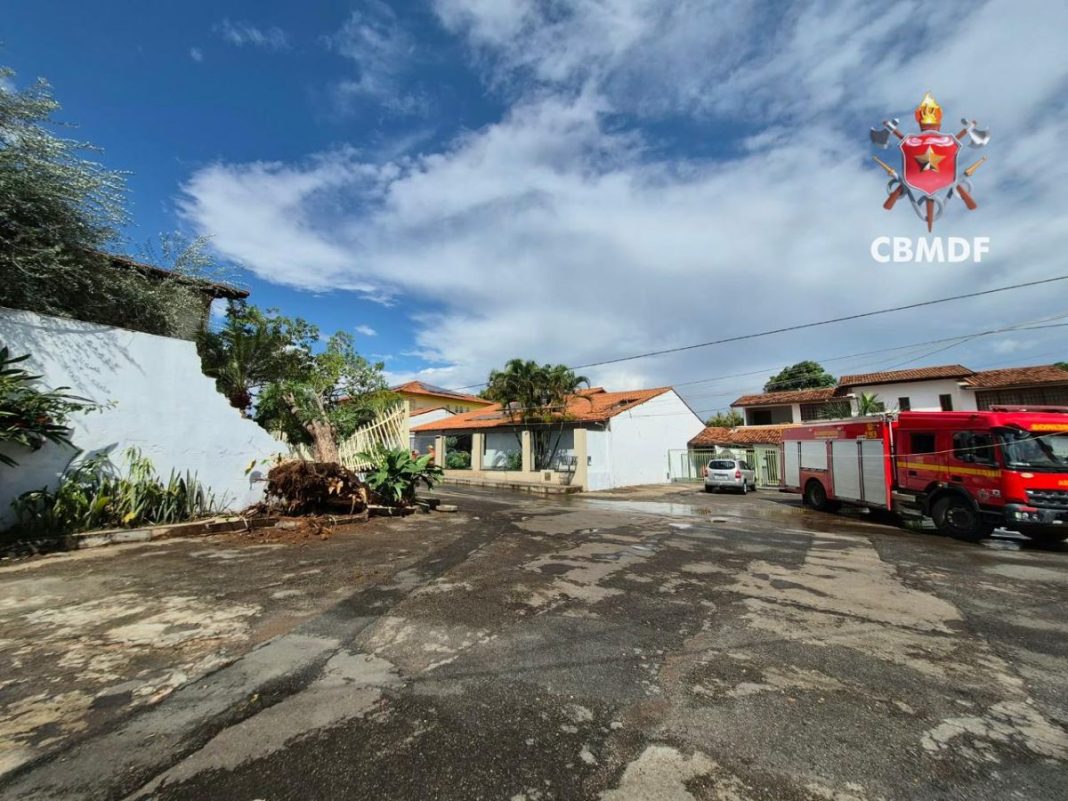 chuva-forte-derruba-arvore-sobre-muro-de-casa-no-lago-norte