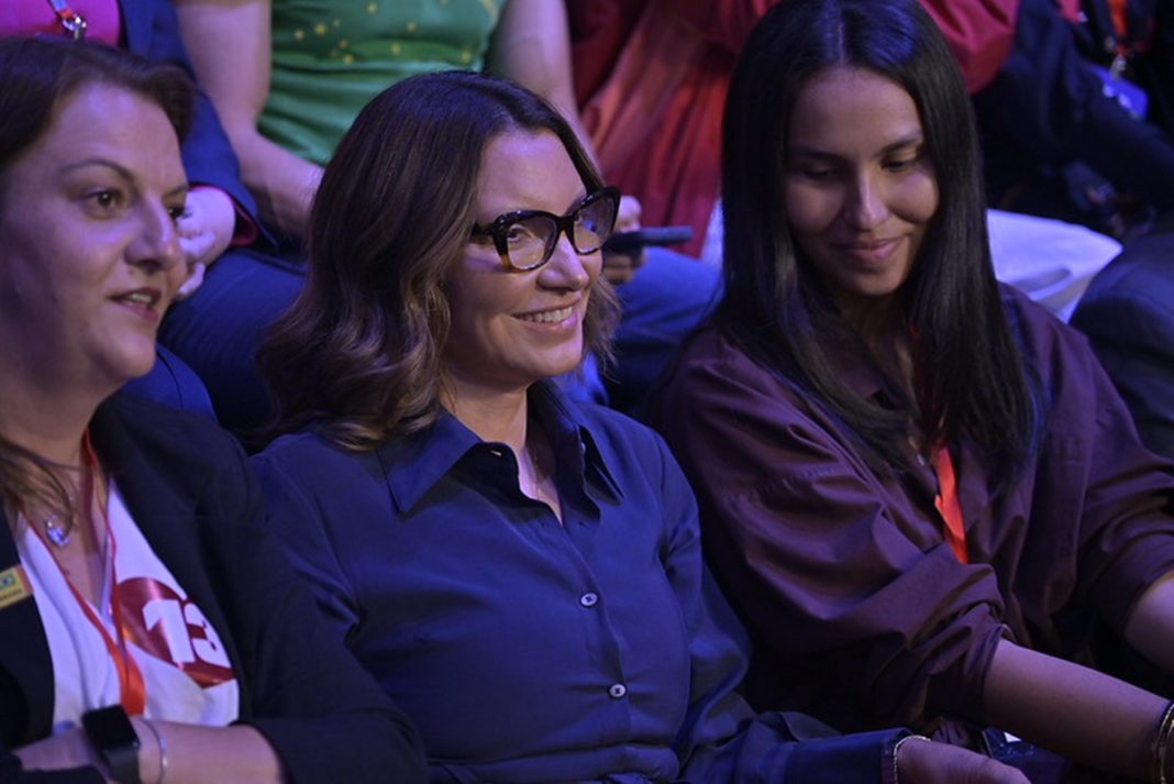 janja-leva-bronca-da-producao-durante-debate-entre-lula-e-flavio