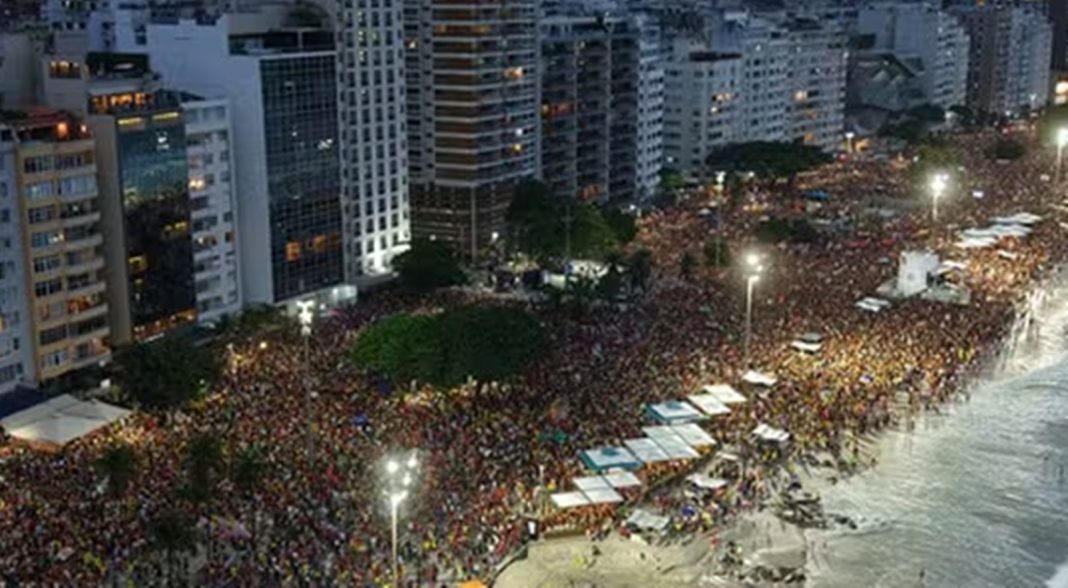 ato-musical-pela-democracia-reune-56-mil-pessoas-em-copacabana,-diz-usp