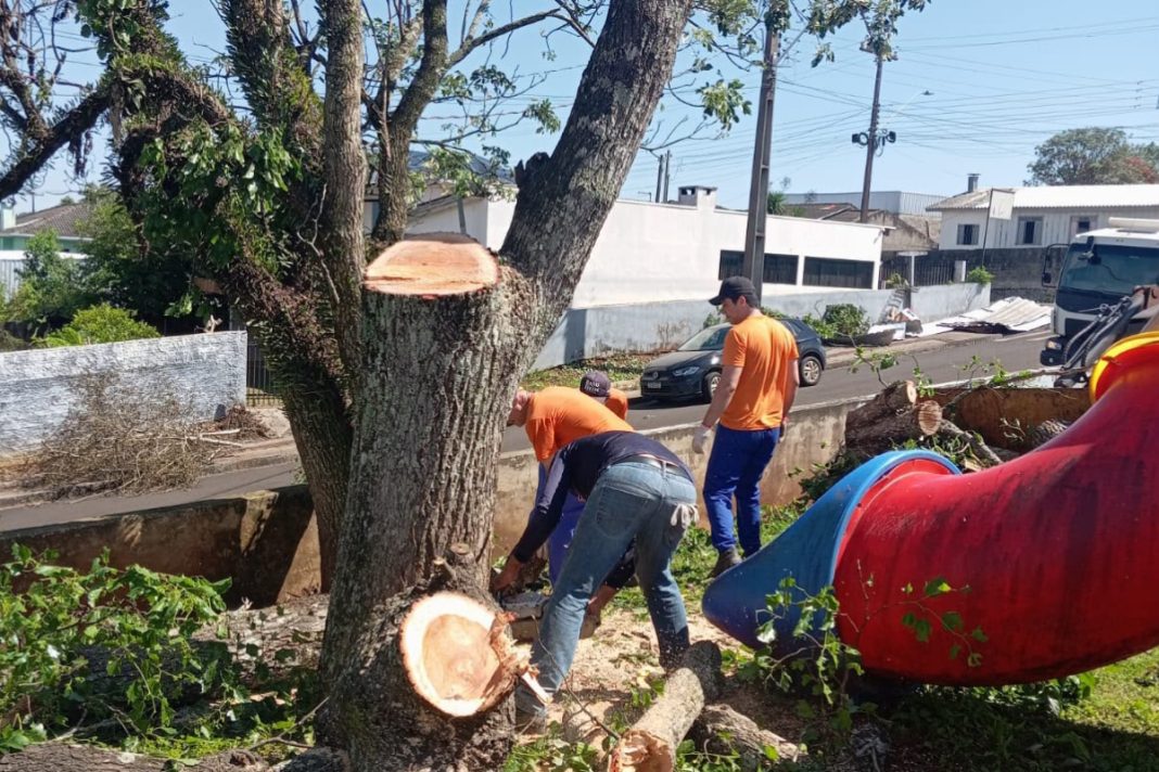parana:-presos-trabalham-em-reconstrucao-de-escolas-destruidas-por-temporal