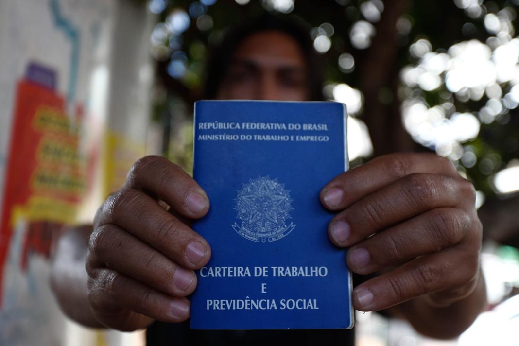 agencias-do-trabalhador-oferecem-930-vagas-com-salarios-de-ate-r$-4,8-mil