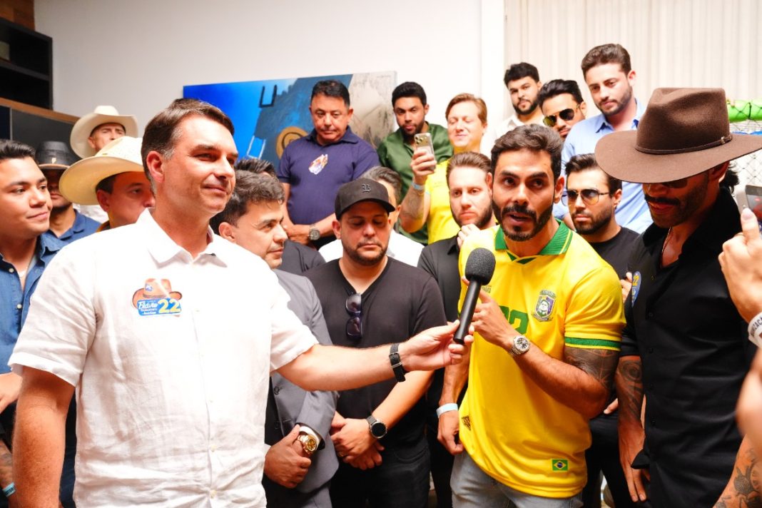em-goias,-flavio-bolsonaro-recebe-apoio-de-mais-de-30-cantores-sertanejos