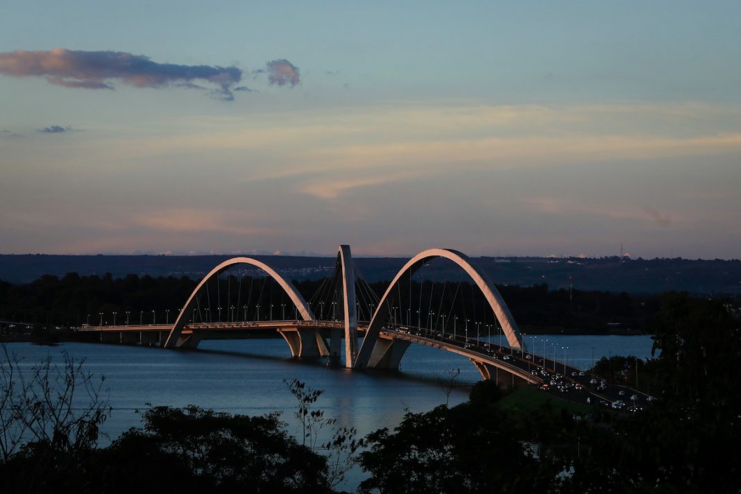 ponte-jk:-faixas-reversas-comecam-a-funcionar-nesta-quarta-feira-(21/10)