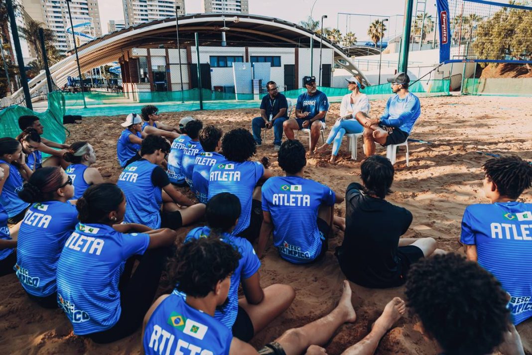 jovens-atletas-do-sesc-df-recebem-treinador-do-volei-de-praia-frances