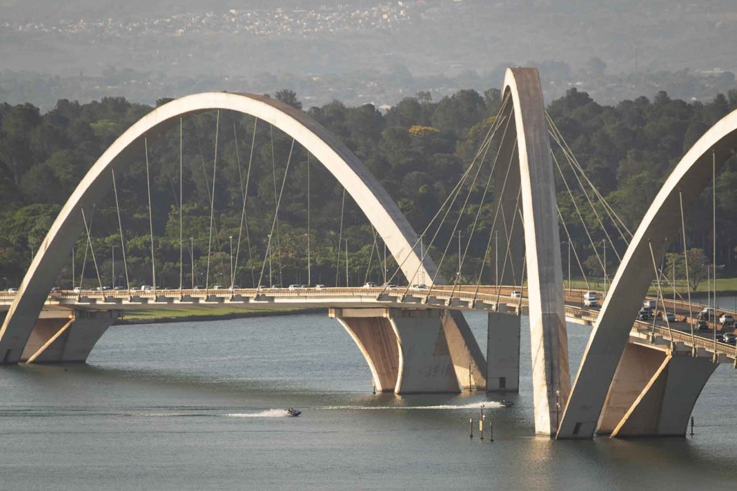 ponte-jk:-der-reduz-numero-de-faixas-reversiveis-apos-primeiro-dia-de-teste
