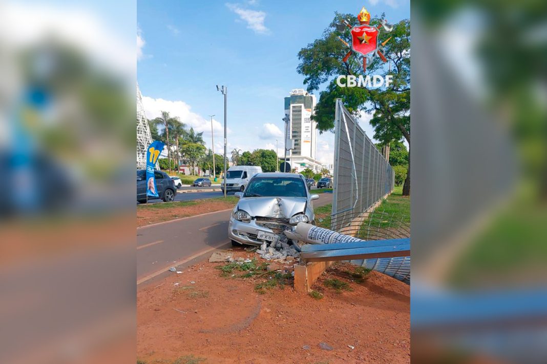 carro-bate-e-derruba-poste,-proximo-a-shopping-no-pistao-sul