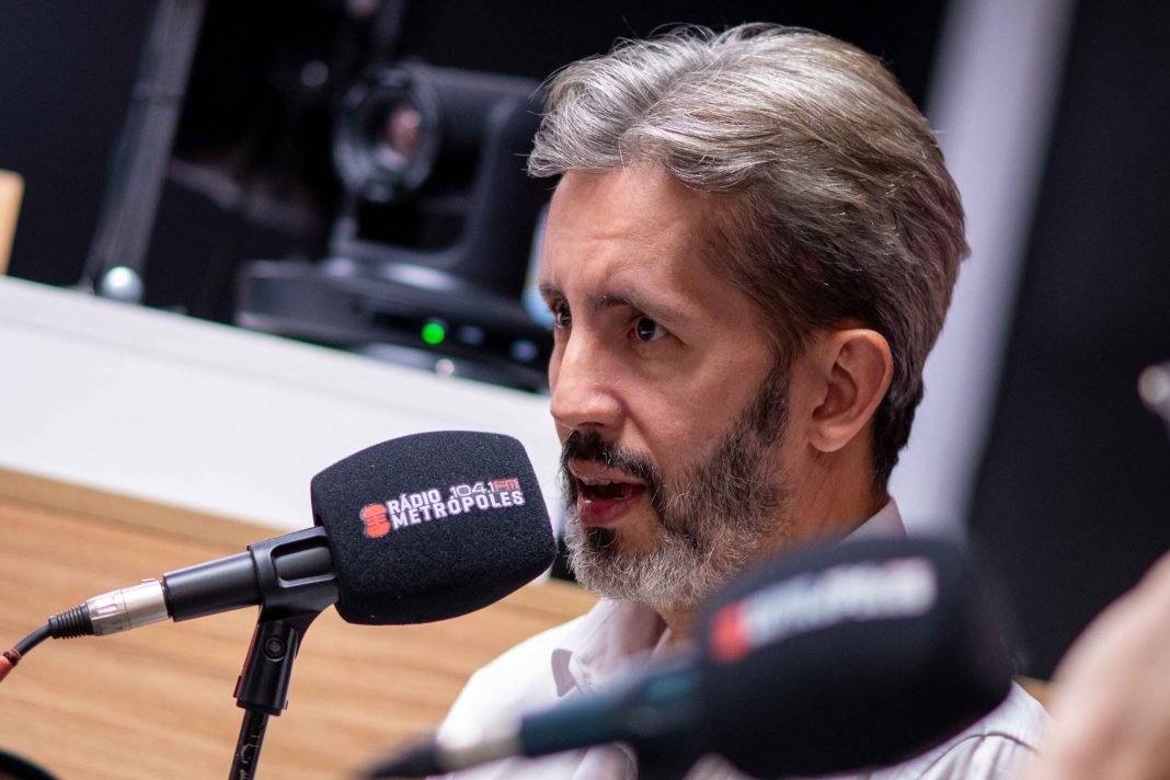 sabatina-no-metropoles-e-panfletagem:-veja-agenda-de-leandro-grass-nesta-6a