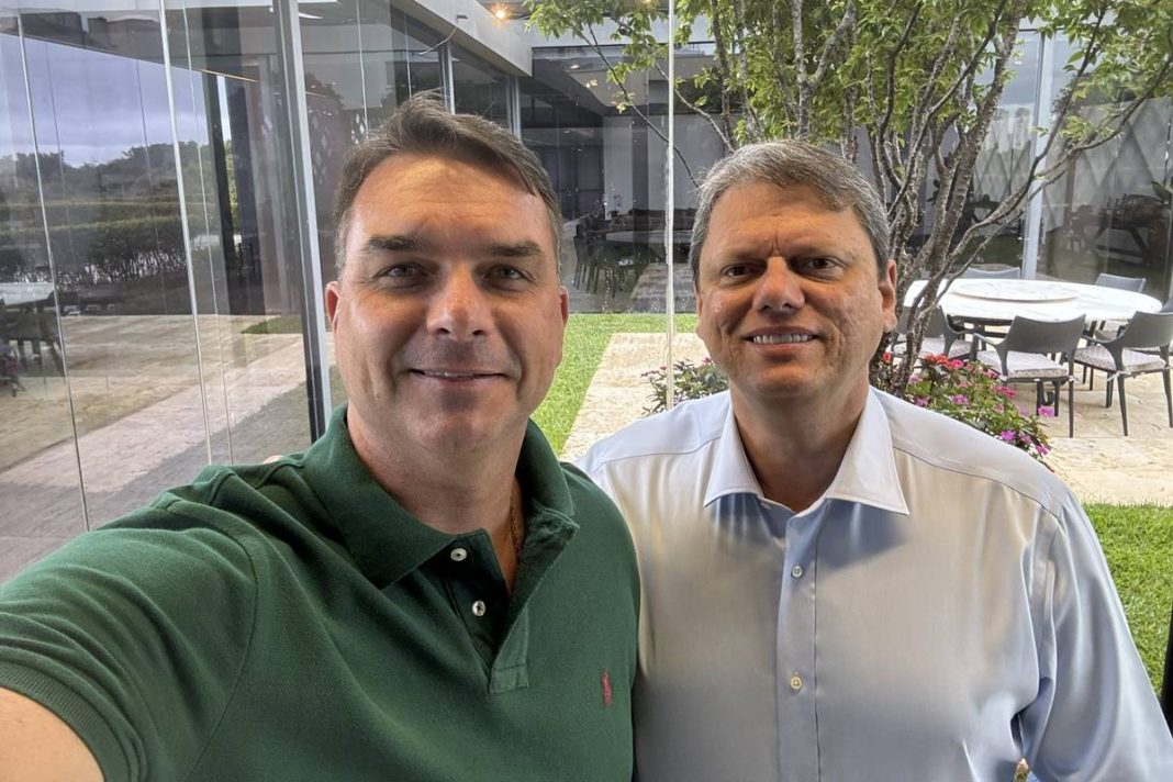 em-brasilia,-tarcisio-reforca-preparacao-de-flavio-para-debate-pelo-2°-dia