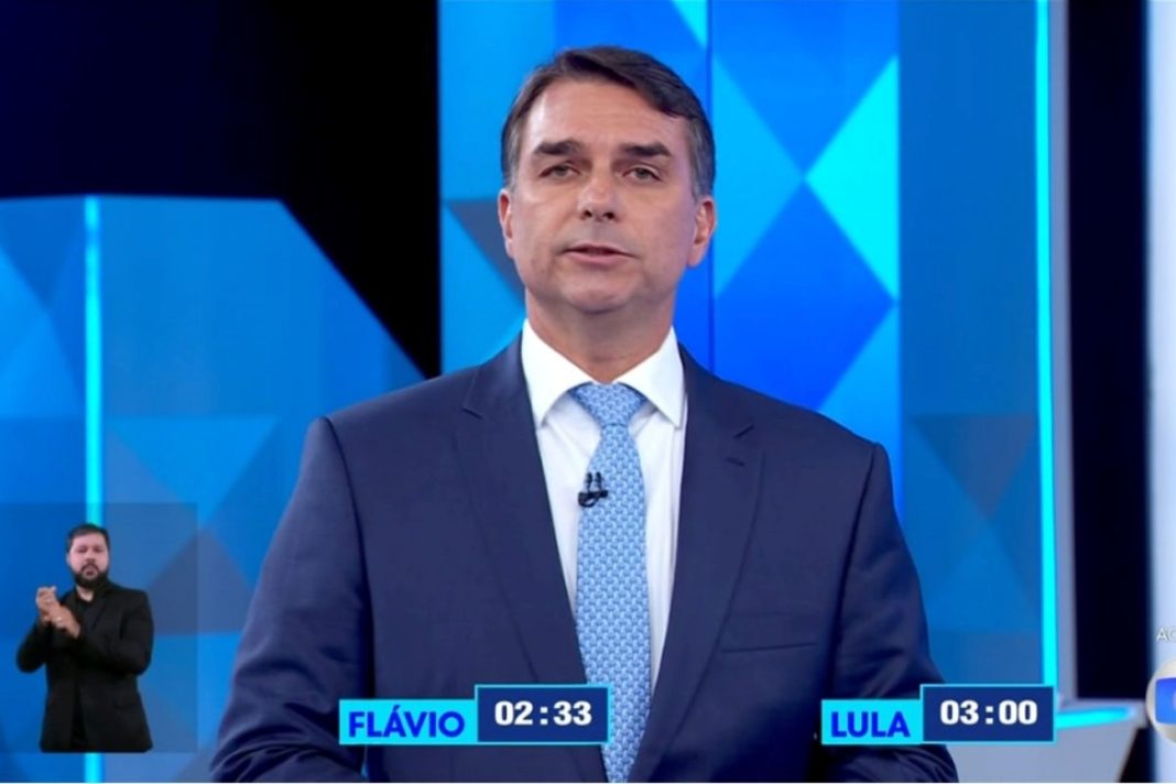 debate:-flavio-bolsonaro-promete-reajustar-salario-minimo-acima-da-inflacao