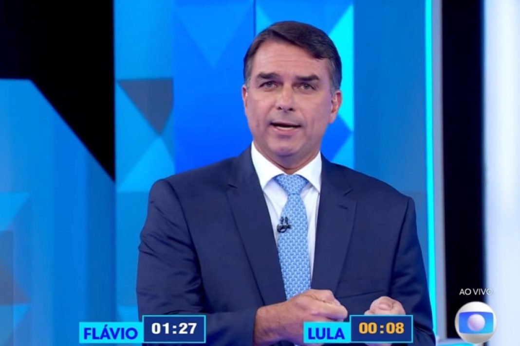 durante-debate,-flavio-diz-que-lula-“da-com-uma-mao-e-tira-com-9-dedos”