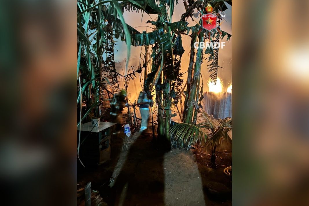 bombeiros-utilizam-4-mil-litros-de-agua-para-conter-fogo-em-barraco-no-df