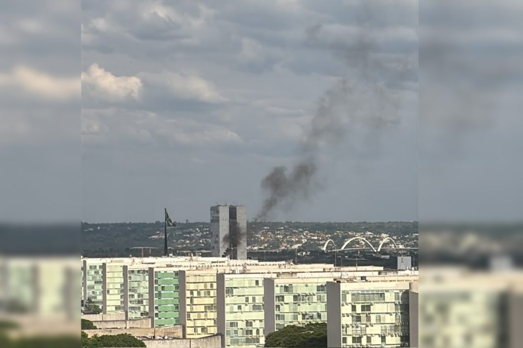 fumaca-preta-chama-atencao-na-esplanada-dos-ministerios-nesta-sexta-feira