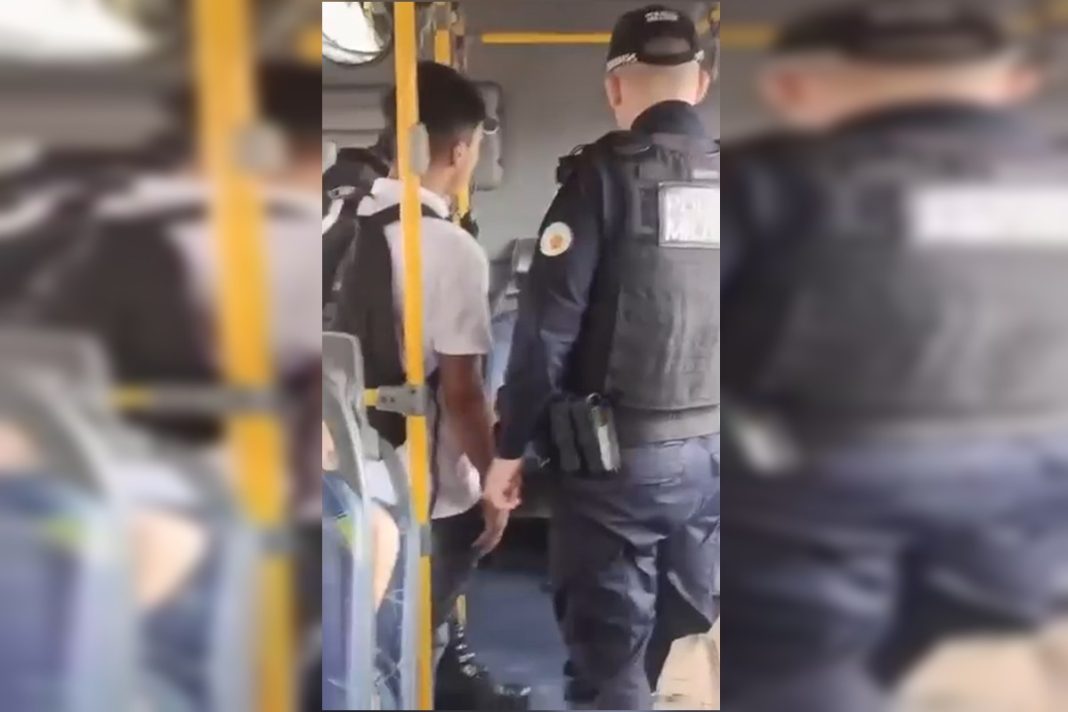 homem-e-levado-a-delegacia-suspeito-de-apalpar-adolescente-dentro-de-onibus