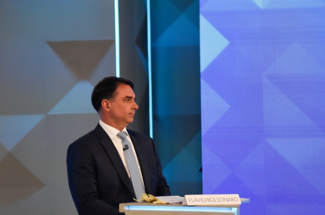 flavio-repete-fake-news-sobre-mesarios-votarem-no-lugar-de-ausentes
