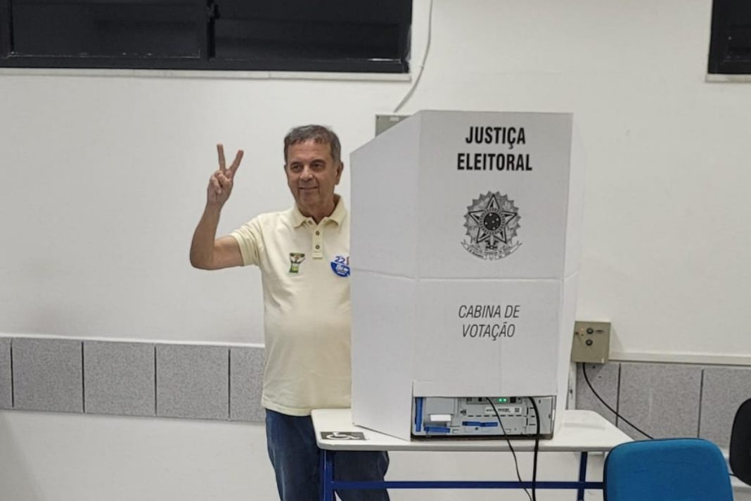 coordenador-da-campanha-de-flavio,-senador-rogerio-marinho-vota-no-2o-turno