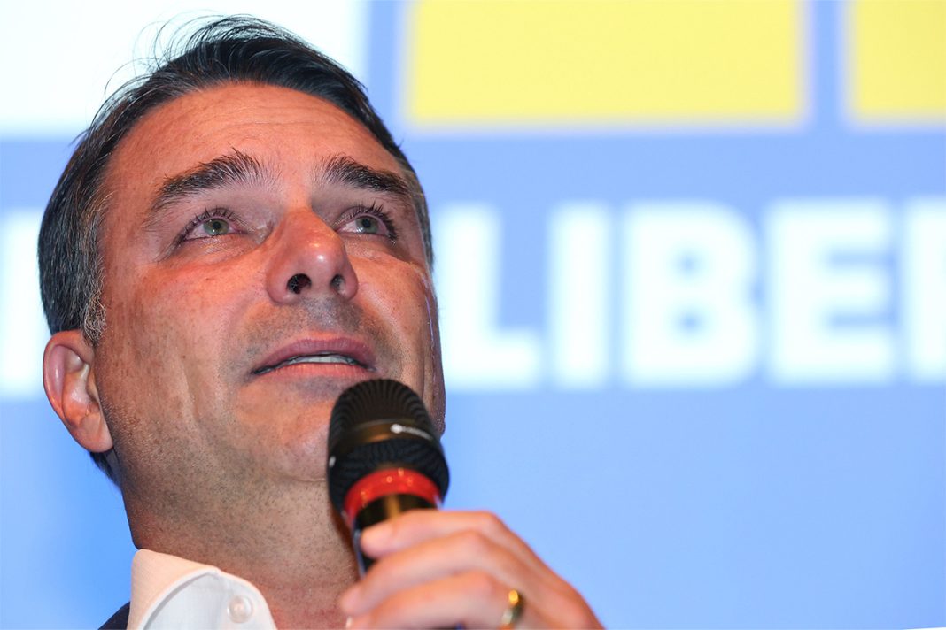 flavio-bolsonaro-e-o-1o-a-liderar-no-1o-turno-e-perder-corrida-ao-planalto