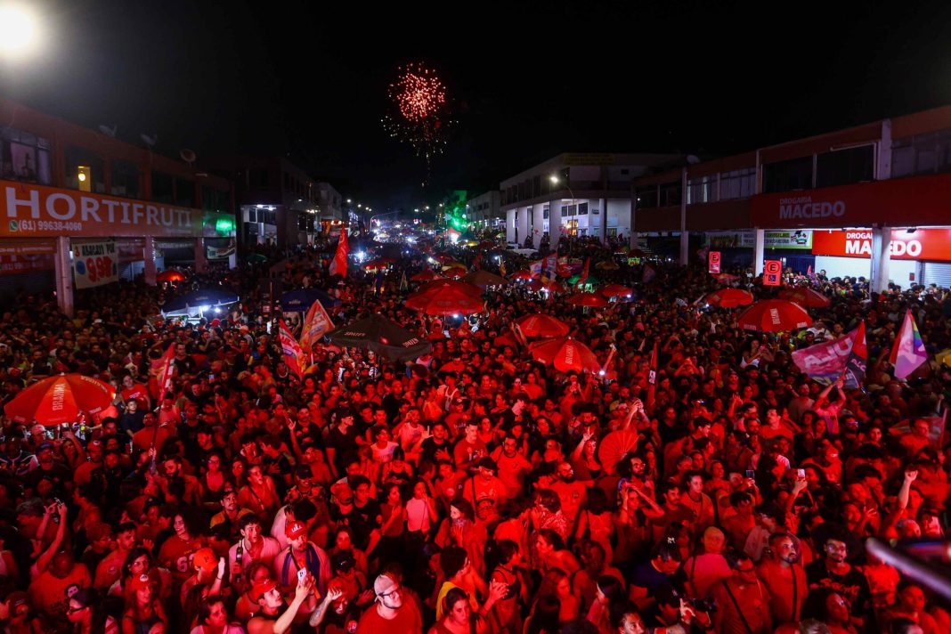 eleitores-de-lula-entoam-hino-nacional-em-rua-lotada-na-asa-norte