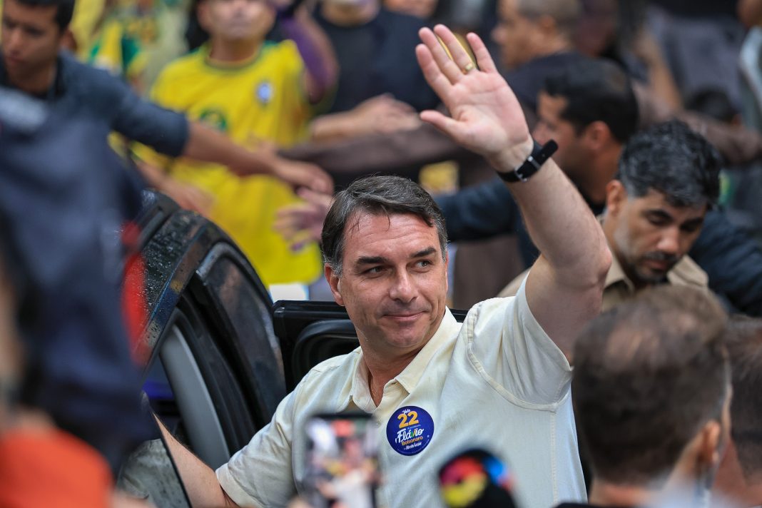 tse-desmente-flavio-bolsonaro-sobre-retirada-de-fiscais-do-pl-de-sala-cofre