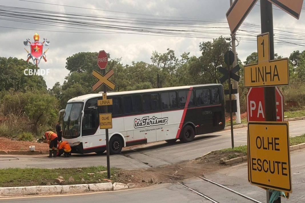 onibus-fica-preso-em-linha-ferrea-e-bombeiros-usam-guindaste-na-remocao