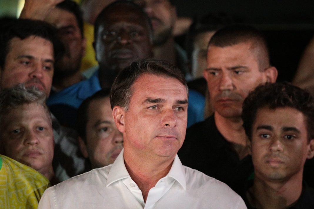 flavio-teria-deixado-o-pais-rumo-aos-eua,-diz-site-argentino;-aliados-negam