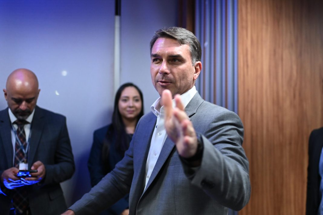 fuga-de-flavio-bolsonaro-irrita-aliados-apos-promessa-de-ficar-no-brasil