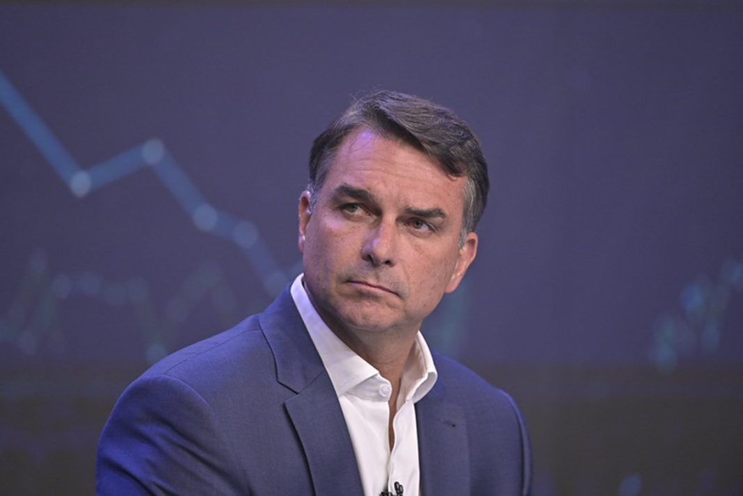 flavio-pode-perder-mandato-apos-deixar-o-brasil?-entenda-as-regras