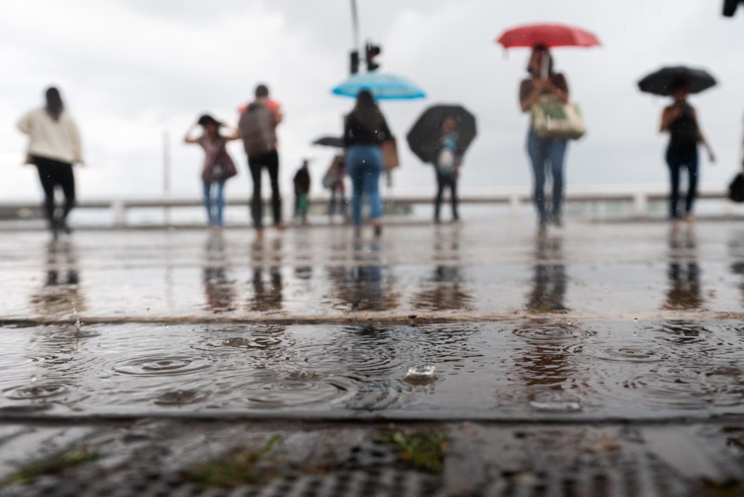 sob-alerta-de-tempestade,-chuva-atinge-area-central-de-brasilia-nesta-terca