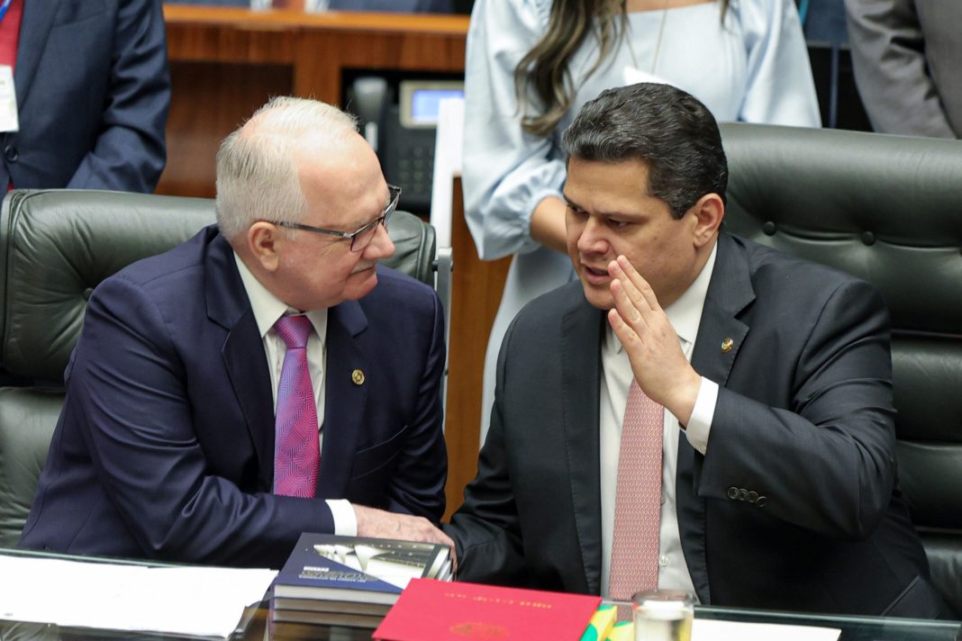 por-reeleicao,-alcolumbre-acena-para-pec-que-limita-mandatos-no-stf
