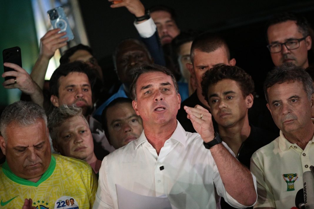 deputado-debocha-apos-flavio-se-autoproclamar-presidente:-“autoestima-boa”