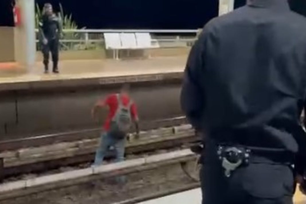 homem-invade-trilhos-do-metro-e-ameaca-vigilantes-da-estacao-asa-sul